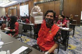 Kpm akan berusaha memperbaiki masalah 'mutual distrust' antara guru dan ibu bapa. Mensos Kartu Kesejahteraan Sosial Harus Dipegang Kpm Ekonomi