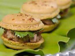 Lacquered Pekin Duck And Coriander Macaron I Never Thought Of Doing A Savory Macaron French Macaroon Recipes Gourmet Appetizers Savoury Food