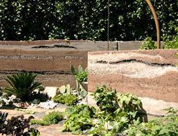 The Gold Medal Winning Mars Garden By Sarah Eberle Used Rammed Earth Walls At Chelsea 2007 Rammed Earth Rammed Earth Wall Earth Homes