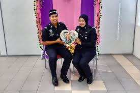 Dilarang memakai pakaian sedondon berwarna kuning dan putih. Dua Anggota Ipd Kerian Nikah Pakai Seragam Polis Kosmo Digital