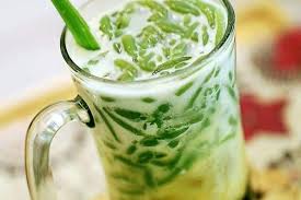 150 gr tepung beras 70 gr tepung sagu 85 ml air daun suji 3 sdm air agar rasa dari resep cendol makin asli, pakai 100% tepung beras. Seger Banget Ini Resep Dan Cara Membuat Es Cendol Khas Bandung Idn Times Jabar