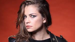Su look mugrosón desenfadado ha sido el desquicie de chicas y grandes. Who S Dolores Fonzi Bio Net Worth Car Tattoo Salary Dating Affair