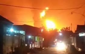 Ada tiga orang warga dikabarkan hilang saat kilang minyak pertamina balongan, kabupaten indramayu, meledak. 8wwaz10kkgk Om