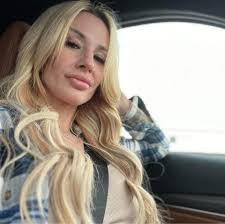 Sabrina Seevers's Instagram, Twitter & Facebook