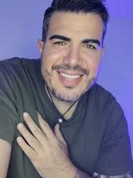 Me Haces Falta: Vallenato Romántico que Toca el Corazón