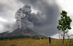 Degan ketinggian 3.371 meter di atas permukaan laut, gunung sumbing menjadi gunung berapi tertinggi kelima di indonesia. Gunung Berapi Di Indonesia Dream Indonesia