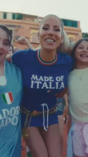 Sono circa 2 anni che le foto di @robbie_mcintosh mi frullavano in testa.  Nei suoi scatti la città non viene raccontata dal luogo ma dalla gente. Nel  frattempo continuavo a vivere strane sincronie, ...
