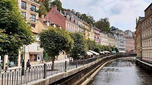 Als tagestourist läuft man natürlich die promenade entlang, sieht all die wunderschönen wohnhäuser und hotels, kommt vorbei an den kolonnaden, wird etwas vom wasser aus den quellen trinken, hier und da verweilen, vielleicht ein paar souvensiers kaufen und natürlich viele fotos von all den sehenswürdigkeiten der stadt schießen. Karlsbad Sehenswurdigkeiten Nutzliche Tipps Karte