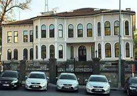 Enerji kaybını en aza indiren mimarisi nedeniyle yeşil bina sertifikası alması beklenen konutta i̇stanbul taşı ve karaman mermeri kullanıldı. Hangi Isadami Basbakan Erdogan A Komsu Oldu