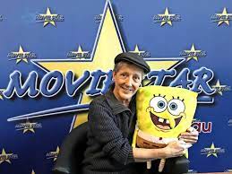 Get all the details on santiago ziesmer, watch interviews and videos, and see what else bing knows. Autogrammstunde Mit Spongebob So War Der Besuch Von Synchronsprecher Santiago Ziesmer Im Bad Schwartauer Movie Star