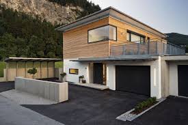 Seinen Ganz Besonderen Charakter Verdankt Dieses Faszinierende Objekt Der Grossflachigen Fensterfront Des Uber Die Terrasse Fassadengestaltung Fassade Haus Haus