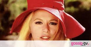 Μία από τις χαρακτηριστικότερες σκηνές είναι αυτή που οι δυο τους μαλώνουν στις «αντίπαλες» βάρκες προκειμένου να κερδίσουν υποψήφιους πελάτες. Neos Polemos Sthn Oikogeneia Ths Alikhs Boygioyklakh Gossip Tv Gr