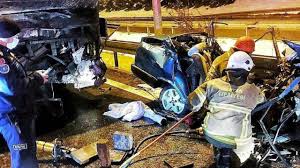 Bursa'da kontrolden çıkan otomobil yaklaşık 10 metreden taklalar atarak fabrika inşaat alanına düştü. Ters Yone Giren Arac Otobusle Carpisti 2 Olu 10 Yarali Son Dakika Haberleri