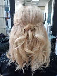 Acesasta este usor asimetrica si, totodata, armonioasa, si favorizeaza un numar mare de coafuri simple si elegante. Coafuri Elegante Si Lejere Cami Beauty Studio