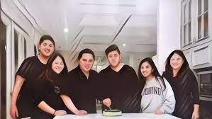 Sekarang erick thohir telah menikah dengan elizabeth chandra dan telah mempunyai 4 orang anak yakni mahendra agakhan thohir, mahatma arfala thohir, makayla amadia thohir, dan magisha afryea thohir, semua anaknya mempunyai akhiran thohir. Ini Dia Penampilan Istri Erick Thohir Yang Selalu Tampil Menawan Dan Sederhana Paragram Id