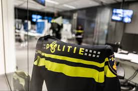 Omroep - Politieagent overleden na zelfmoord op politiebureau.. Lees het  hier ->  https://www.nieuwslive.nl/politieagent-overleden-na-zelfmoord-op-politiebureau/  | Facebook