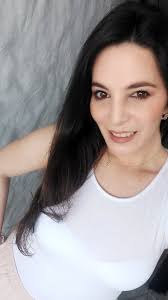 Elinor Marquez's Instagram, Twitter & Facebook