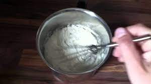 Die größte herausforderung dabei ist das vermeiden von klümpchen. Kleister Aus Mehl Herstellen Eine Anleitung Youtube
