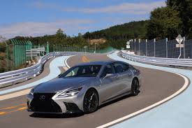 レクサス 新型 ls 500h 内装＆外装紹介 走行インプレッション 2017 lexus ls 500hversion lexterior & interior. ãƒ©ã‚¤ãƒãƒ«ã«è¿'ã¥ã' è¿½ã„è¶Šã› æ–°åž‹ãƒ¬ã‚¯ã‚µã‚¹lsè©¦ä¹—è¨˜ Gq Japan