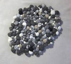 In Den Letzten Paar Wochen Wurde Ich Bei Ravelry Immer Wieder Nach Meinem Steinteppich Gefragt Wie Macht Man Das Tja Wi Filzen Filzteppich Teppich