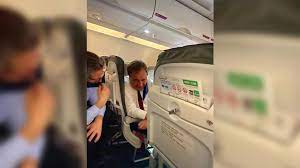 Herkese maske takmasını tavsiye ediyor. Armin Laschet Ohne Maske Im Flugzeug Nrw Ministerprasident Erntet Spott Fur Foto