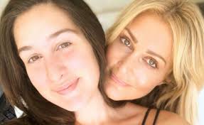 Μάλιστα, σημείωσε ότι το ποσοστό του προσωπικού που εμβολιάστηκε είναι εξαιρετικά χαμηλό. H Korh Ths Natasas 8eodwridoy Kai Toy Andrea Foystanoy Egine 18 Etwn Kai Einai Mia Koykla