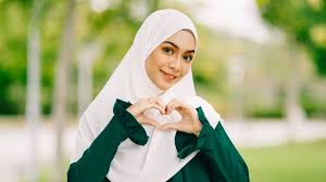 In spoken language, we can replace bahwa with coma, like this : Maka Dengan Itu In English