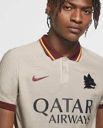 AS Roma'nın, 2020-21 sezonu deplasman forması.