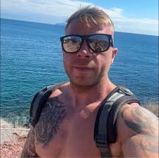 Hi everyone Street car with work in progress Unfortunately hit a massive  hole yesterday in the dark and my fender ate my sidewall pretty bad. There  is no air leaking and I