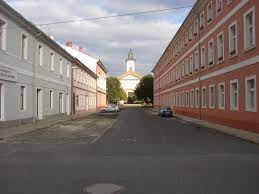 Terezín (německy theresienstadt) je malé pevnostní město nacházející se v okresu litoměřice, v ústeckém kraji, pouze 2 km jihovýchodně od litoměřic, při řece ohři nedaleko jejího soutoku s labem. ãã¡ã¤ã« Terezin Cz Resurrection Church As Seen From Havlicek Str 676 Jpg Wikipedia