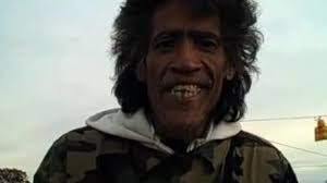 Cersetorul cu voce de aur. Talentul uimitor care se ascunde in spatele  acestui chip chinuit. VIDEO