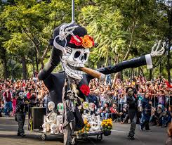 Sin embargo, últimamente los preparativos inician muchas semanas antes y es que la belleza y complejidad de esta celebración ha atraído la atención de todo el mundo. Day Of The Dead Dia De Los Muertos Parade In Mexico City Stock Photo Picture And Royalty Free Image Image 75599821