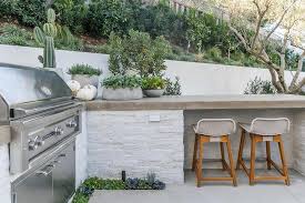 Hochwertige strandmuscheln mit zertifiziertem sonnenschutz. White Brick Outdoor Kitchen With Concrete Countertop Transitional Kitchen