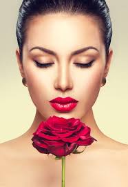 Femme De Mannequin De Beauté Avec La Fleur De Rose De Rouge Photo stock