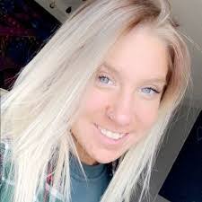 Danielle Hammock's Instagram, Twitter & Facebook