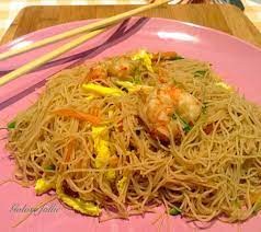Gli spaghetti di riso si possono mangiare in mille modi, oggi vi faccio vedere il mio preferito preparato con uova e verdure. Spaghetti Di Riso Con Gamberi E Verdure Golose Follie