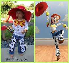 Incluye un mono con la parte de arriba que imita a una camisa blanca con toques dorados y la parte inferior un pantalón con piel de vaca. Jessie From Toy Story Disfraces Caseros Para Ninos Disfraces Caseros Trajes De Toy Story