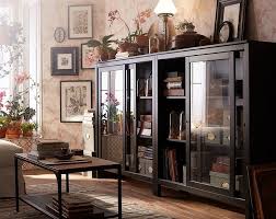 Hemnes Wohnzimmerserie Ikea Deutschland Diese Ikea Hemnes Vitrine In Schwarzbraun Aus Mas In 2020 Wall Cabinets Living Room Ikea Hemnes Living Room Ikea Living Room