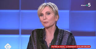 Je ne sais pas si je peux le dire", Patricia Kaas fait une énorme révélation sur Anouchka, la fille d'Alain Delon - Public