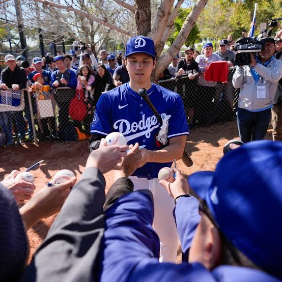 Shohei Ohtani's Arrival Reflects Diversity of Dodgers Fans, and Los Angeles - The New York Times