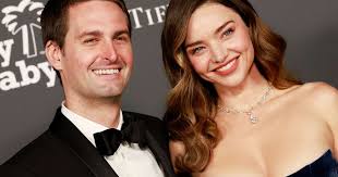 Siêu mẫu Miranda Kerr sinh con trai thứ ba cho tỷ phú kém 7 tuổi