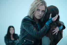 Exactamente el mismo consiste sentarse sobre un círculo formado por 100 candelas, tomar una de ellas y contar una historia de terror. The 100 Series Finale Surprise Guests Jason Rothenberg Interview Tvline