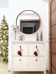 Minimalistischer Und Gemutlicher Einstieg Mit Weihnachtsdekoration Stockholmer Spiegel Und He Mirror Dining Room Ikea Hemnes Living Room Stockholm Mirror Ikea