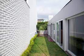 Desain rumah modern dengan garasi samping. 8 Inspirasi Desain Taman Kecil Di Belakang Atau Samping Rumah Arsitag