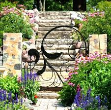 Gartentor Selber Bauen Diy Anleitung Und 45 Einzigartige Beispiele Diy Garten Zenideen Gartentor Gartentore Minimalistischer Garten