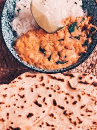 Dahl De Lentilles Corail Et Cheese Naans Au Cheddar En 2020 Dahl Lentilles Corail Dahl Lentilles Lentilles Corail