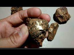 pin em ouro tirando po do quartzo com maquina