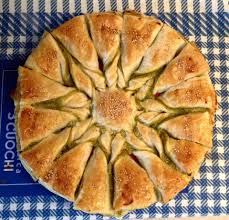 Questi cannoli di pasta sfoglia con salmone affumicato, philadelphia ed erba cipollina sono ideali da preparare per iniziare una cena di pesce, ma sono perfetti anche da servire durante un aperitivo oppure un apericena con gli amici. Fiorellini Di Pasta Sfoglia Con Salmone E Philadelphia