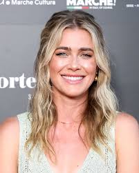 What's Melissa wearing » for The Royal Obsession 🗣️🤎 #melissaroxburgh  #actress #netflix #nyfw #newyork #tods @mroxburgh