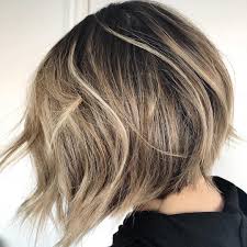 Con i capelli particolarmente crespi l'ideale è un taglio medio corto, leggermente sfilato, da tenere sempre sotto controllo con spuntatine regolari, evitando . 50 Splendidi Tagli Per Capelli Folti E Spessi Nel 2022 Capellidistile It